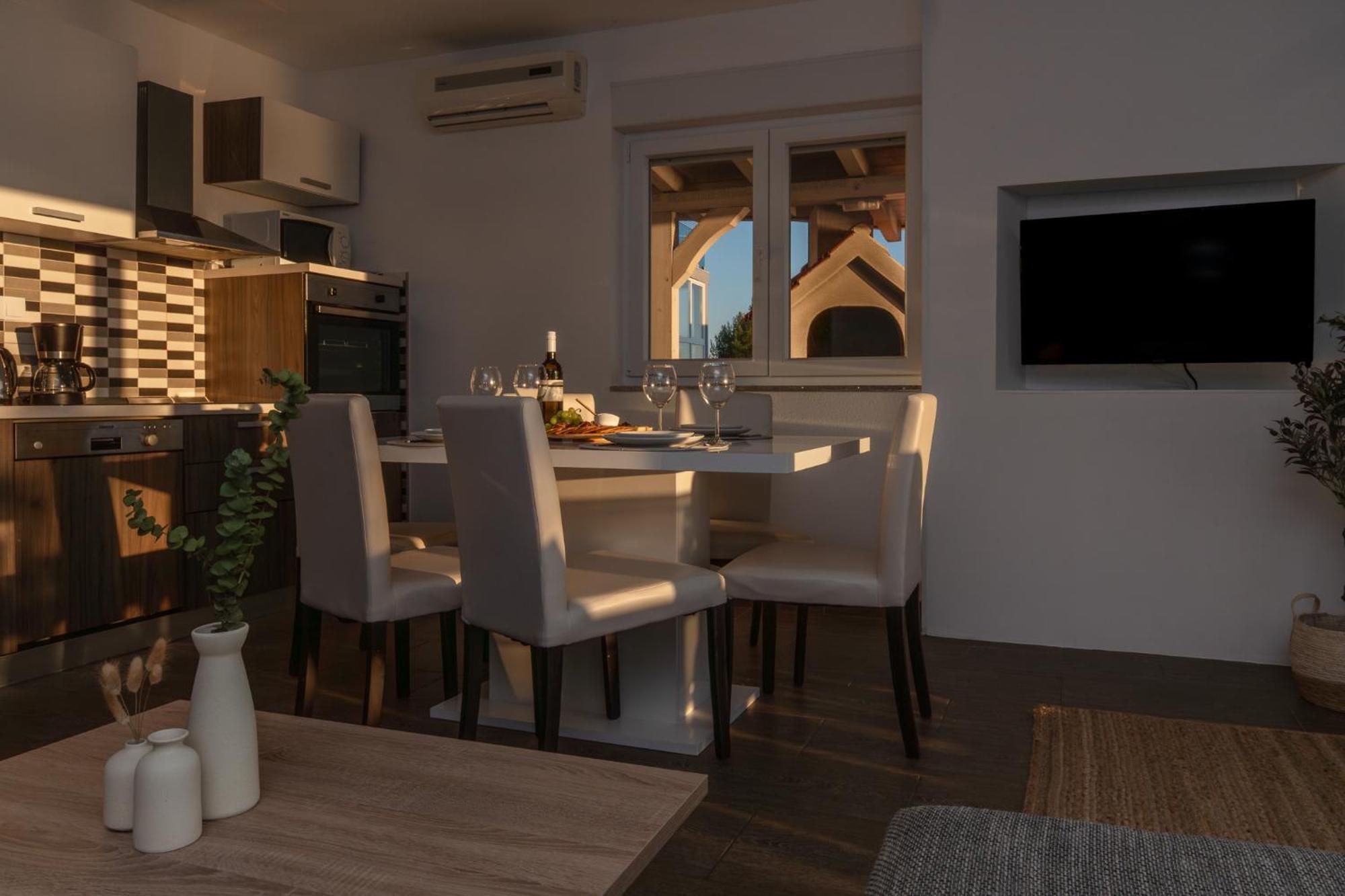 Sunny Hill Apartments With Rooftop Pool เซลินา ภายนอก รูปภาพ